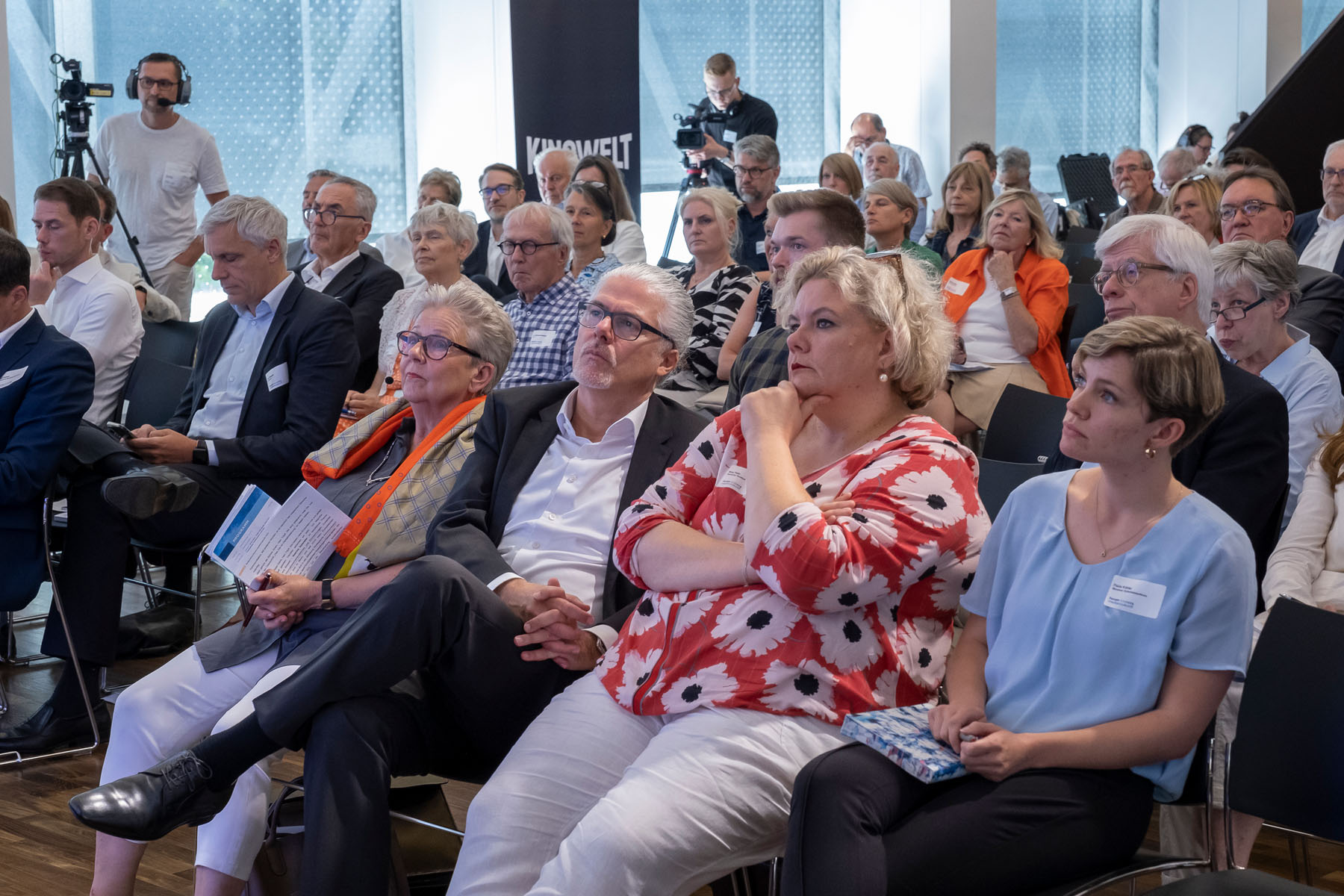 Aufmerksames Publikum im Großen Vortragssaal der Evangelischen Akademie Frankfurt | ©Guido Schiefer