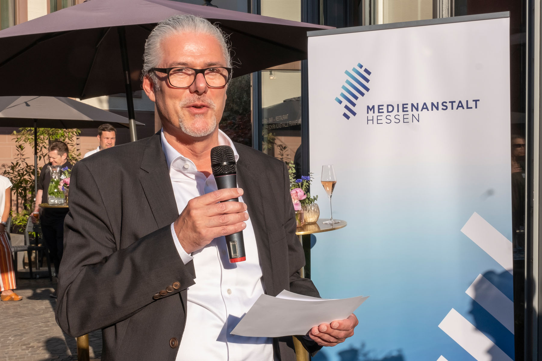 Als Direktor der Medienanstalt Hessen ist Murad Erdemir auch Gastgeber des Abendevents LIVE VOR ORT | ©Guido Schiefer